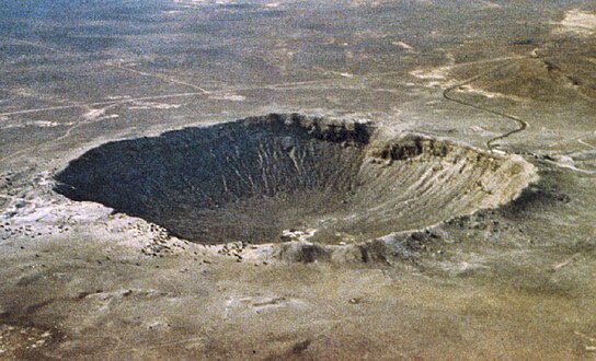 Meteor Crater de 1 kilomètre de diamètre résulte de l'impact d'un objet d'environ 45 mètres de diamètre.