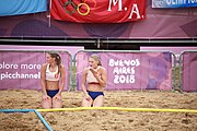 Deutsch: Beachhandball bei den Olympischen Jugendspielen 2018; Tag 6, 12. Oktober 2018; Mädchen, Hauptrundenspiel – Ungarn-Niederlande 2:1 English: Beach handball at the 2018 Summer Youth Olympics at 12 October 2018 – Girls Main Round – Hungary-Netherlands 2:1