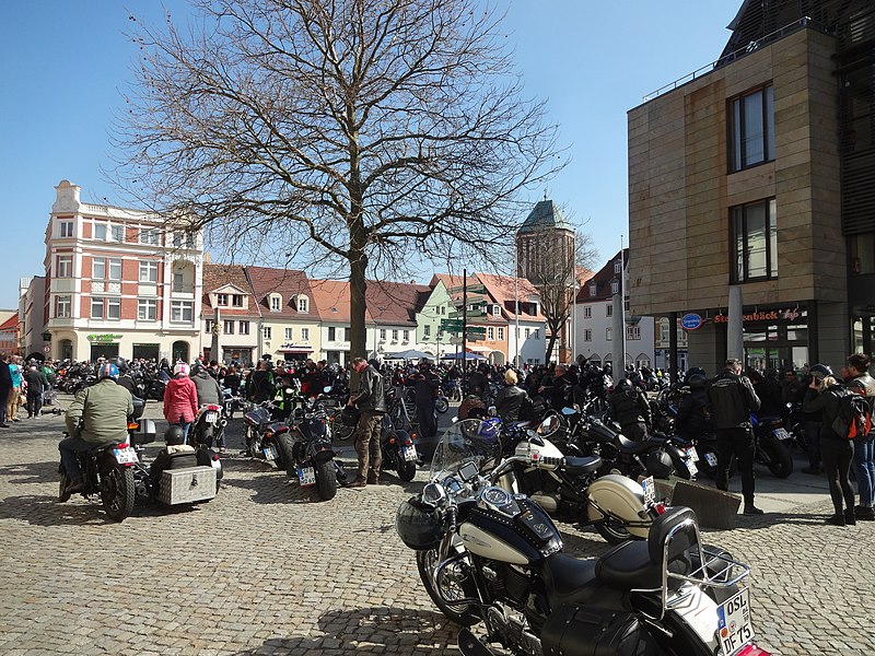 File:Bikegottesdienst markt senftenberg 2018 04 08 (1).jpg