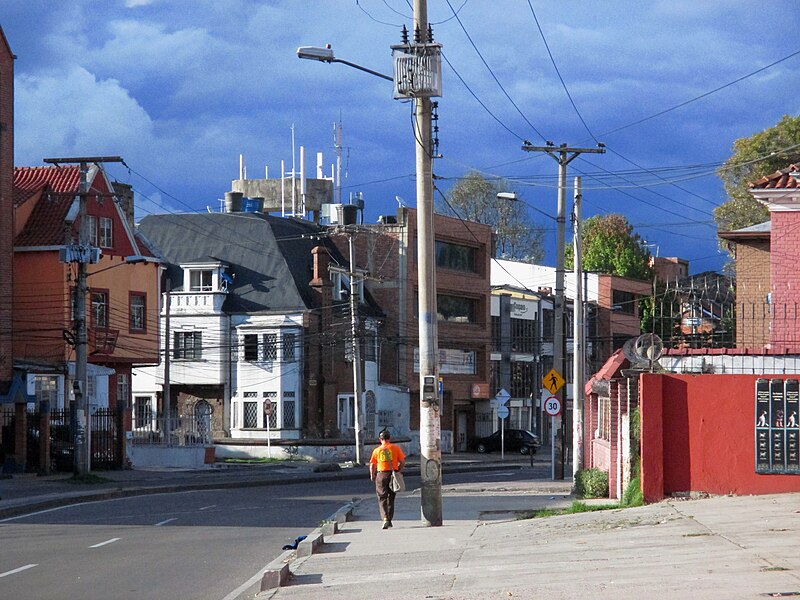 File:Bogotá, peatón en Teusaquillo carrera 19 calle 39 A.JPG