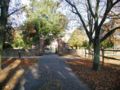 Ende der Allee, links davon ein Kinderspielplatz