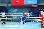 Deutsch: Boxen bei den Olympischen Jugendspielen 2018 Tag 12, 18. Oktober 2018 - Finale Leichtgewicht Mädchen – Junioren-Weltmeisterin und dreifache Juniorinnen-Europameisterin Caroline Sara DuBois (Großbritannien, blau) schlägt Juniorinnen-Asienmeisterin Porntip Buapa (Thailand, rot). English: Boxing at the 2018 Summer Youth Olympics on 18 October 2018 – Girls' lightweight Gold Medal Bout – Caroline Sara DuBois (Grat Britain, blue) wins over Porntip Buapa (Thailand, red). Español: Boxeo en los Juegos Olímpicos Juveniles de Verano de 2018 en 18 de octubre de 2018 - Combate de medalla de oro de peso ligero para niñas - Caroline Sara DuBois (Gran Bretaña, azul ) gana sobre Porntip Buapa (Tailandia, rojo).