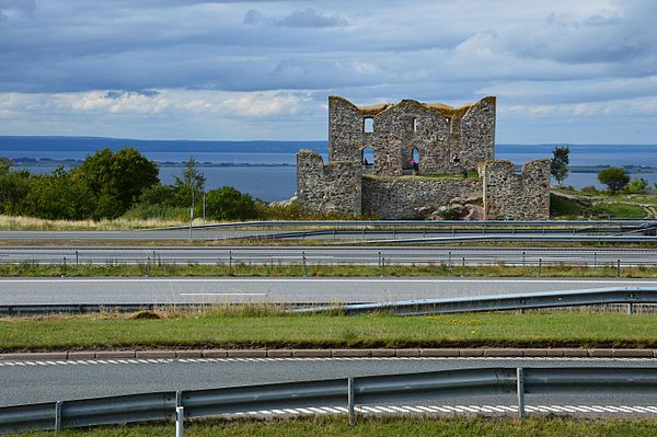 E4 180 m above Lake Vättern. Ruins of Brahehus.