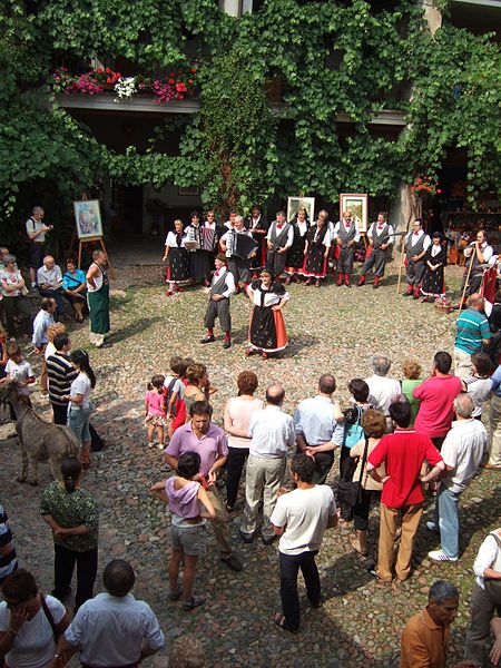 File:Brinzio manifestazione folkloristica 2006.JPG
