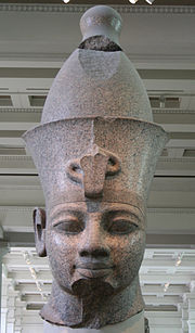 صورة مصغرة لـ تمثال ضخم من الجرانيت الأحمر لأمنحتب الثالث