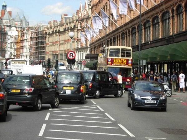 Traffic congestion on the Brompton Road outside Harrods (part of the A4). This road was part of the extended congestion charge zone.