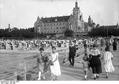 Vänster: Kolberg 1930, med bad och kurortshotell. Höger: Kolberg 1945, en stad som trots den patriotiska filmen varken kunde rädda Nazityskland eller sig själv.