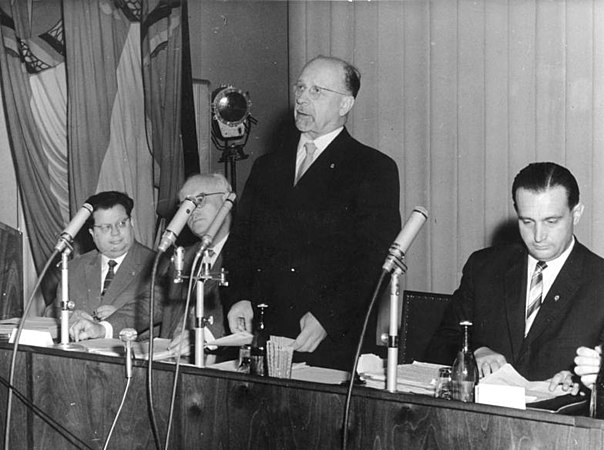 Zentralbild: "Walter Ulbricht zum Friedensvertrag und zu Westberlin", "Niemand hat die Absicht, eine Mauer zu errichten" am 15. Juni 1961.