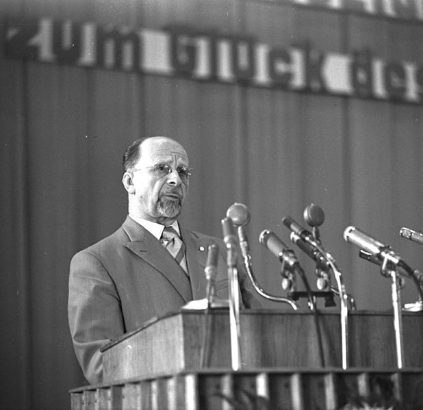 File:Bundesarchiv Bild 183-85770-0002, Berlin, Walter Ulbricht auf Wahlkundgebung.jpg