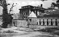 L'entrée du Führerbunker et sa bouche d'aération dans le jardin en ruines en juillet 1947, juste avant sa destruction.