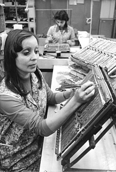 Bundesarchiv Bild 183-Z1102-008, VEB Robotron Elektronik Dresden, Endmontage.jpg