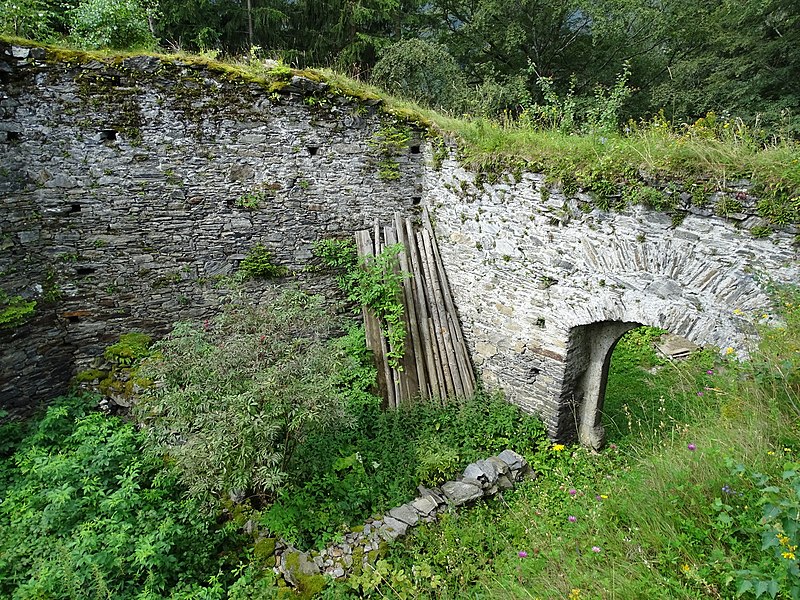 File:Burg Hauenstein unterer Burghof.jpg