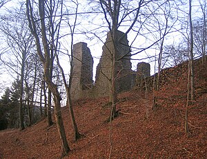 The Schönstein castle ruins on the western spur of the Schloßberg