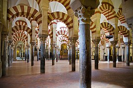 Arsitektur Moor: Lengkungan-lengkungan agung Masjid–Katedral Kordoba (Córdoba, Spanyol)