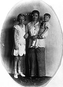 Baboe met kinderen op een studioportret (rond 1930)