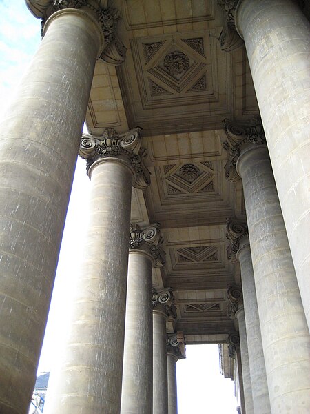 File:Caen palaisdejustice peristyle.jpg