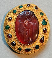 Κόσμημα εποχής Δυναστείας Πτολεμαίων με σκαλιστό πετράδι καρνεόλης όπου απεικονίζεται θεά που κρατά σκήπτρο