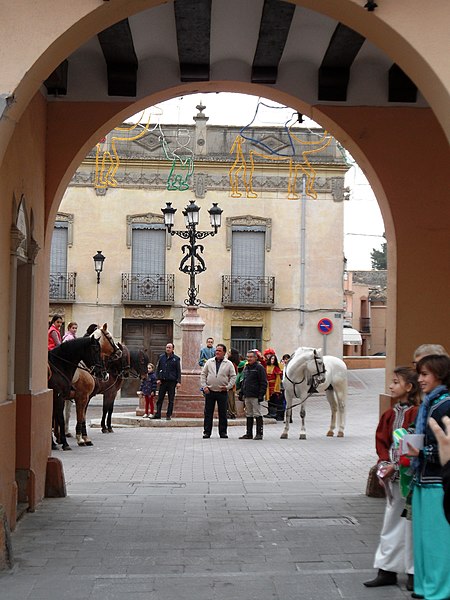 File:Caudete. Plaza de la Iglesia. Víspera de Reyes 1.JPG