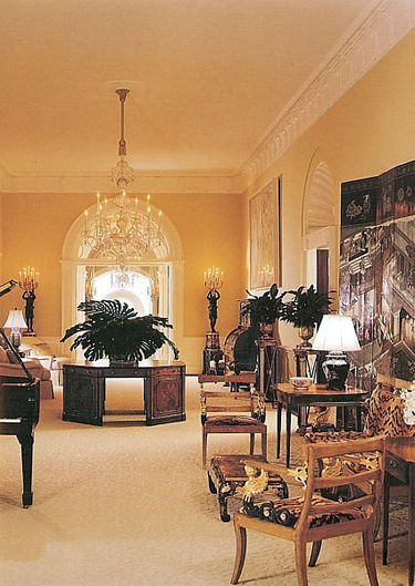 The second floor Center Hall of the White House in 2001. Central Hall in 2001.jpg