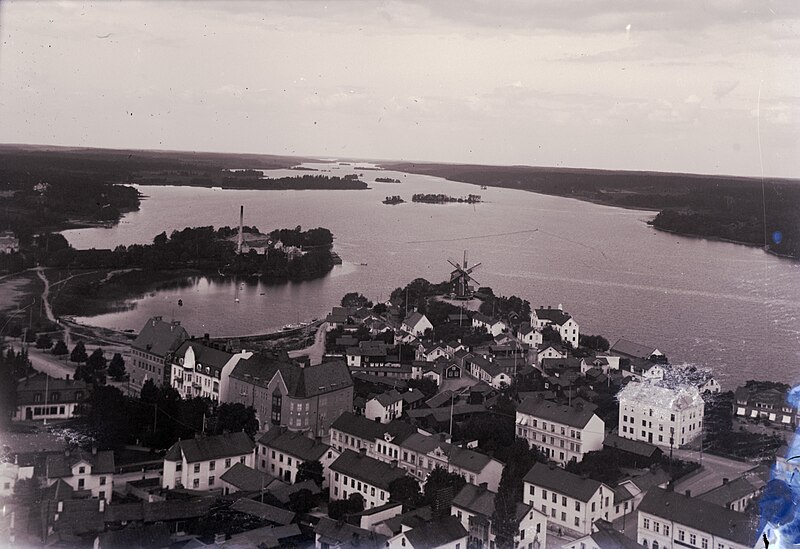 File:Centrala Strängnäs på 1910-talet (cropped).jpg