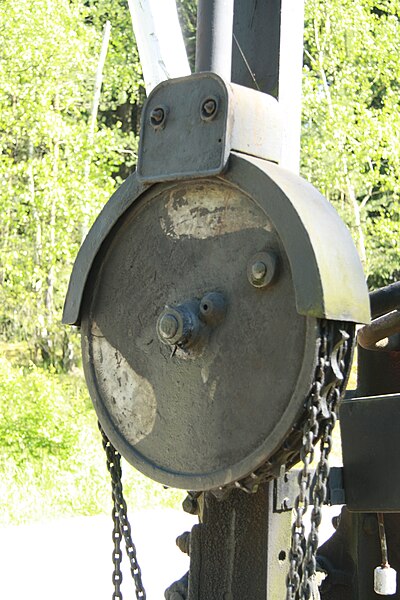 File:Chain wheel of railroad crossing 3907-1 near Studenec, Třebíč District.JPG