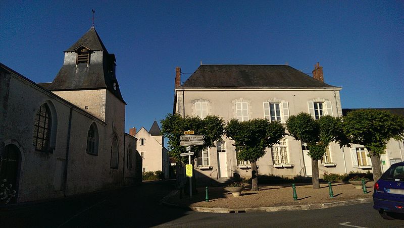 File:Chambon-sur-Cisse - Mairie et église.jpg