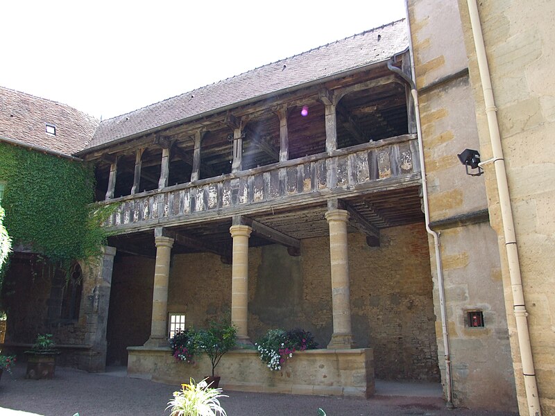 File:Charolles - galerie de l'ancien cloitre de l'office du tourisme.jpg