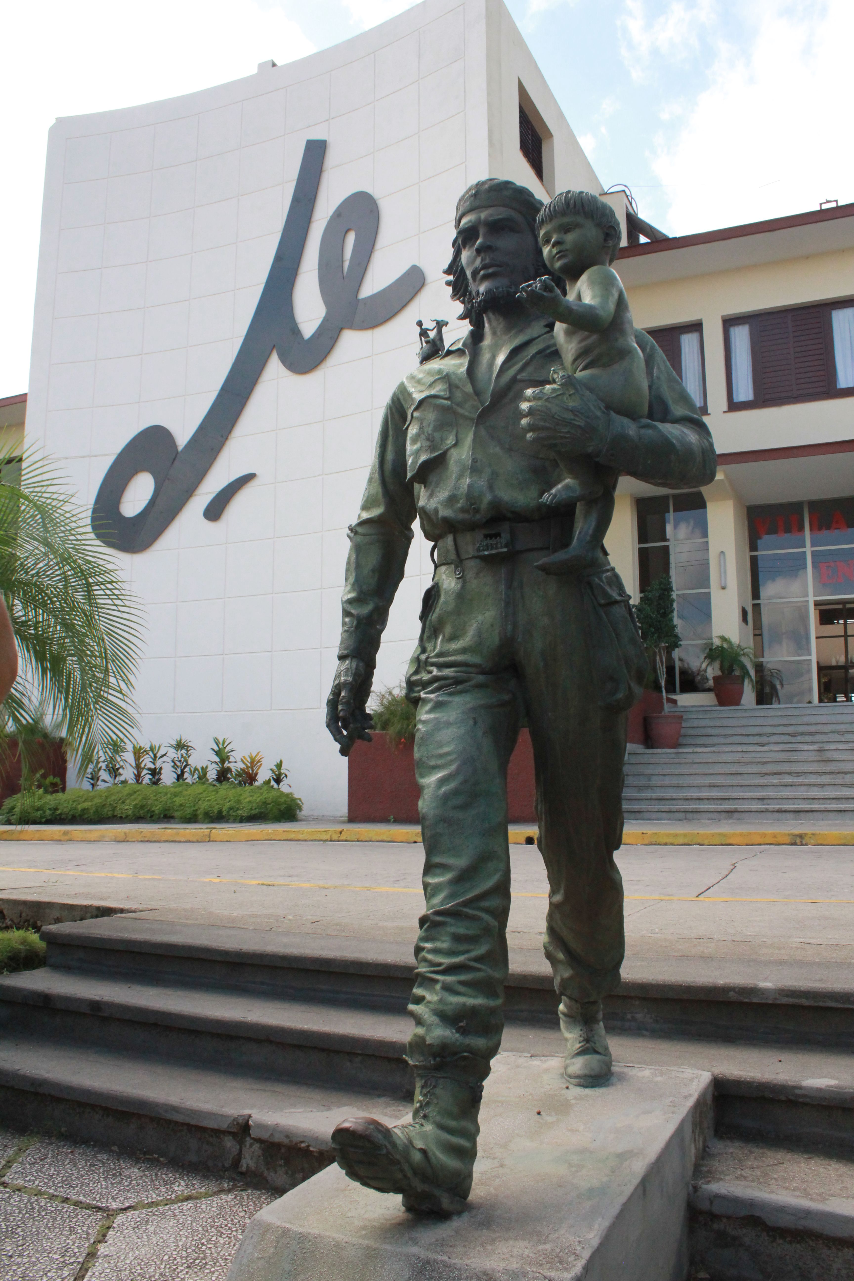 File:Che Guevara statue, Santa Clara, Cuba.JPG - Wikimedia Commons