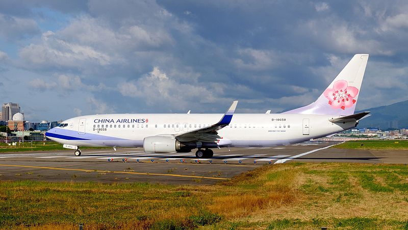 File:China Airlines Boeing 737-8SH B-18658 Departing from Taipei Songshan Airport 20160731c.jpg