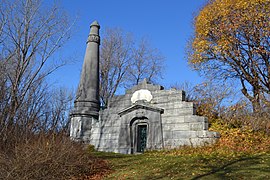 Cimetière Mont-Royal - Monumento en l'honneur de la famille Molson 01.jpg