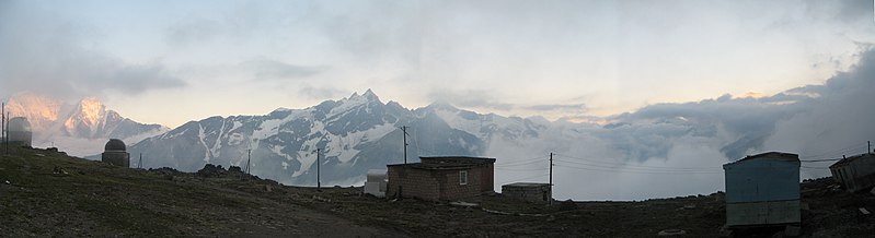 File:Clouds descending into the observatory. July 2007. - Облака спускаются в обсерваторию. Июль 2007. - panoramio.jpg