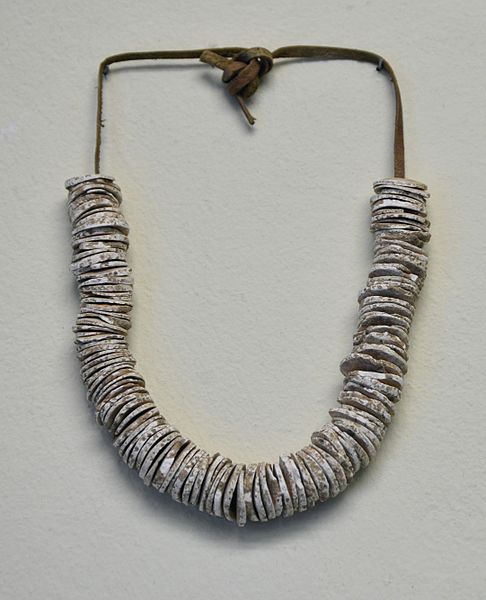 File:Collier coquilles Musée Saint-Remi 21092016.jpg