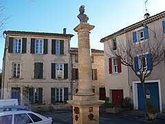 Fontaine à colonne - Place de la mairie.