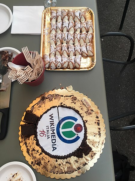 File:Compleanno Wikimedia Italia 2021 torta e cannoli.jpg
