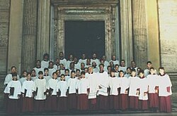 Chor vor der Kapelle
