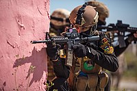 Militar do ISOF segurando uma M4A1