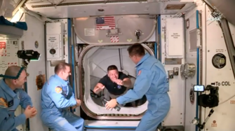 צוות המשימה נכנס אל תחנת החלל הבילאומית