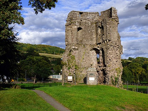 Crickhowell Castle 01.jpg