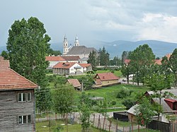 Pohled na skanzen, poutní kostel a Karpaty