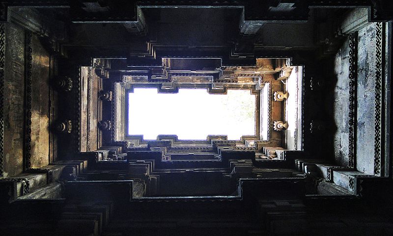 File:Dada Harir Stepwell - 1.jpg