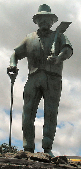 Gum-digger statue at Dargaville