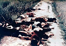 Photo montrant des cadavres de femmes et d'enfants vietnamiens massacrés par les Américains pendant la guerre.