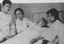 He Xiangning and children beside Liao Zhongkai's body, 1925