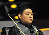 Deutsch: Bild aufgenommen in Berlin während des German Masters im Snooker 2014. Ding Junhui. English: Picture taken in Berlin during the Snooker German Masters in 2014. Ding Junhui.