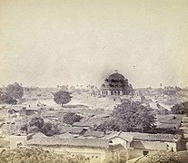 Vista in lontananza della tomba di Sher Shah Suri - 1870s.jpg