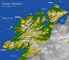 Donegal okrugining xaritasi, tog'li hududlar va suvga qo'shni pasttekisliklar.