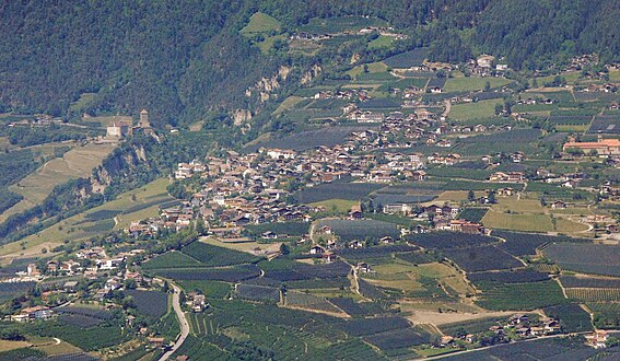 Burgfelsen von Schloss Tirol und Dorf Tirol
