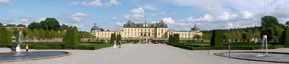 Drottningholms slott, fasad mot väster med barockträdgården och Vattenparterren, augusti 2011. Drottningholms slott är sedan 1991 ett världsarv.