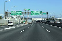 画像左：一般有料道路区間の入口に設置された規制標識群（東海IC下り線）。高速自動車国道と一般有料道路（国道302号）の境界を視覚化すると共に、最高速度を100 km/h（大型貨物、トレーラーは80 km/h）、最低速度を50 km/hとする速度規制を行う[6]。トレーラーの走行位置を左車線に規制する標識も設置されている。 画像右：一般有料道路から高速自動車国道へ進入する際は「ここから高速道路」の標識を提示して規制解除を実施（東海IC上り線）。