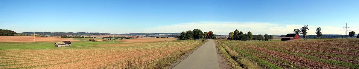 weites Land am Ederseebahn-Radweg: Wer diese attraktive Rad- und Bahnrunde ab Kassel absolviert, kann eine sehr schöne Tagesradtour mit dem Besuch eines der beliebtesten Ausflugsziele ab Kassel kombinieren